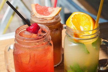 Üç soğuk meyve kokteylleri