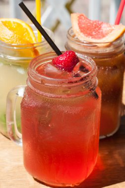 Üç soğuk meyve kokteylleri