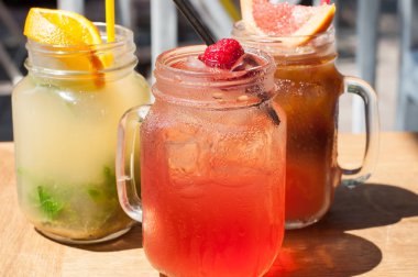 Üç soğuk meyve kokteylleri