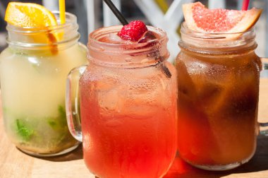 Üç soğuk meyve kokteylleri