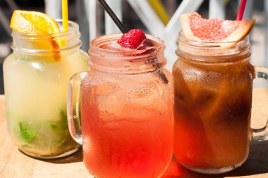 Üç soğuk meyve kokteylleri