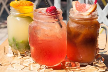 Üç soğuk meyve kokteylleri