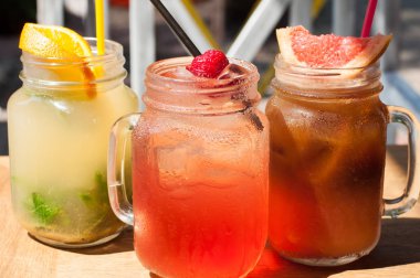 Üç soğuk meyve kokteylleri