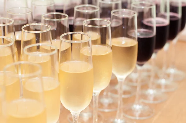 bardak köpüklü şarap