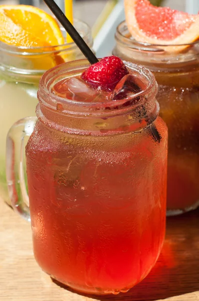 Üç soğuk meyve kokteylleri