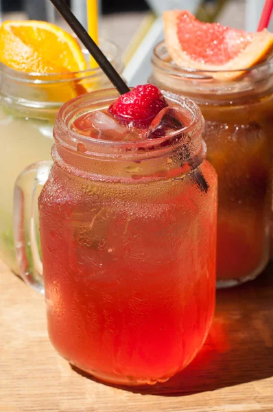 Üç soğuk meyve kokteylleri