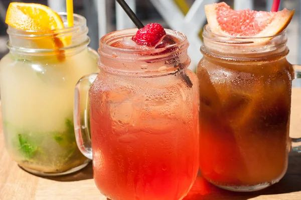 Üç soğuk meyve kokteylleri