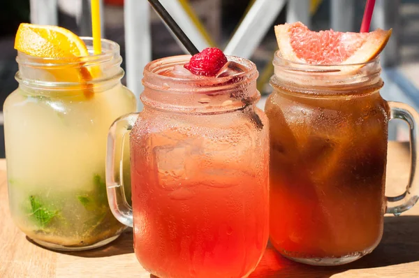 Üç soğuk meyve kokteylleri