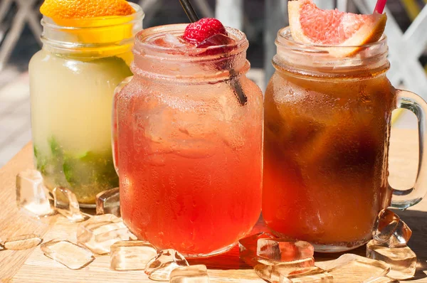 Üç soğuk meyve kokteylleri