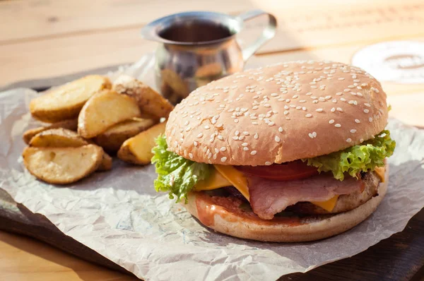 Hamburger ve patates. 