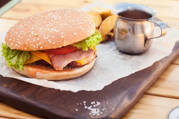 Hamburger and fries — Stock Photo, Image