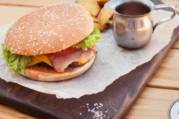 Hamburger ve patates. 