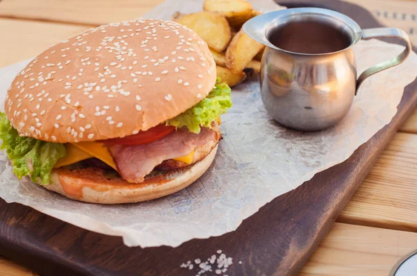 Hamburger ve patates. 