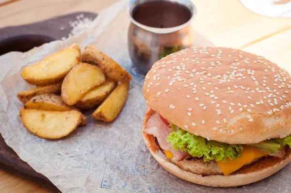 Hamburger ve patates. 