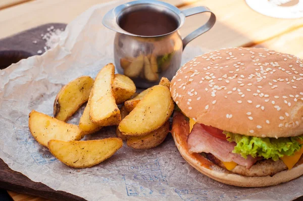 Гамбургер и картошка фри — стоковое фото