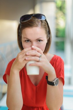 kafede kırmızı giysili bir kadına