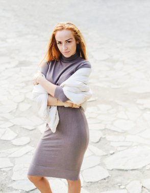 Kızıl saçlı genç kadın sonbahar Park'ta yürüyordunuz