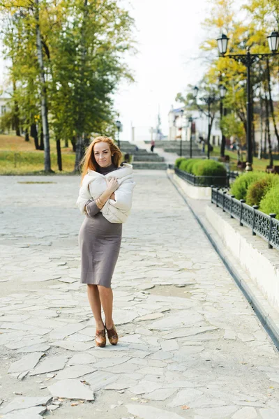 Pelirroja mujer joven caminando en el parque de otoño —  Fotos de Stock