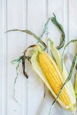 ahşap arka plan üzerinde cob Mısır Üstten Görünüm