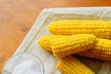 Sadece Mısır masada tuz ile pişmiş rustik konsepti