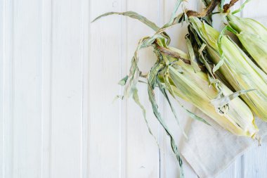 ahşap arka plan üzerinde cob Mısır Üstten Görünüm