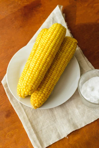 Деревенская концепция только что приготовленные кукурузы с солью на столе — стоковое фото