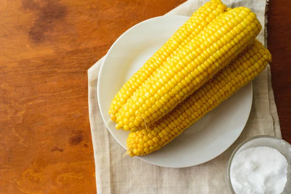 Деревенская концепция только что приготовленные кукурузы с солью на столе — стоковое фото