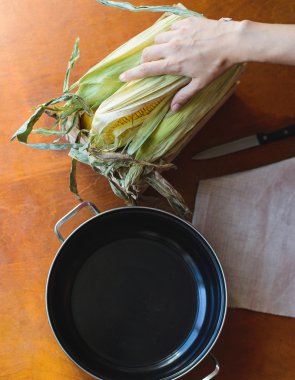 kadının üstten görünüm Mısır kabın içinde yemek pişirmek için hazırlar