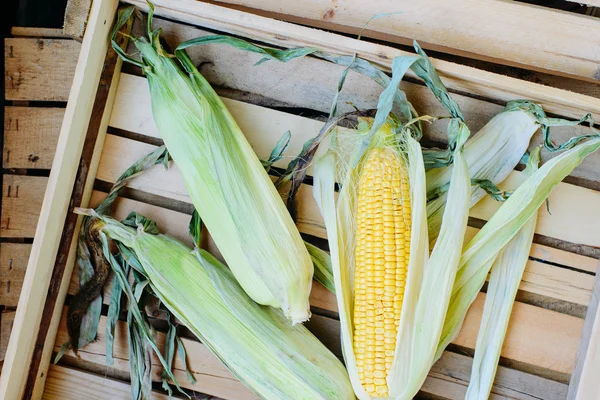 Вид кукурузы сверху на деревянном фоне — стоковое фото