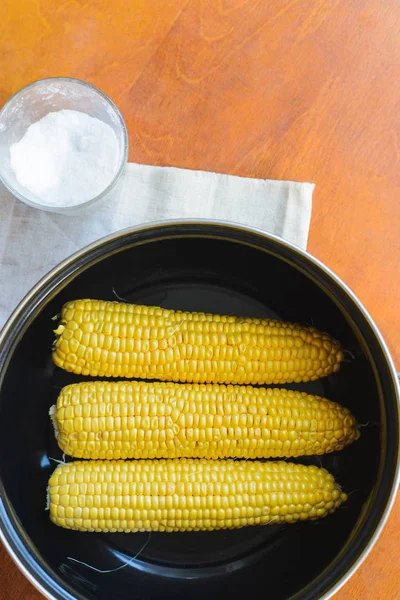 Готовить кукурузу в кастрюле на кухне — стоковое фото