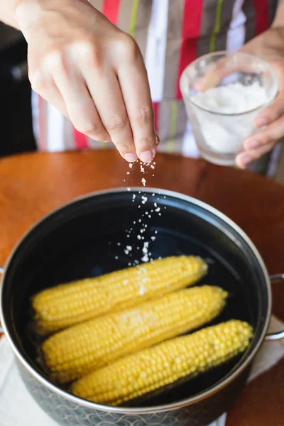 Mais in der Pfanne in der Küche kochen — Stockfoto