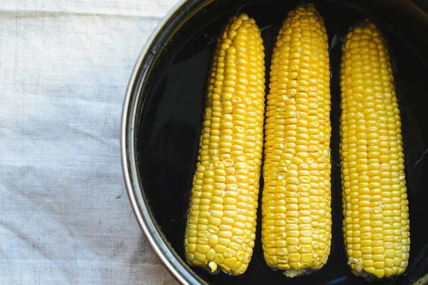 Готовить кукурузу в кастрюле на кухне — стоковое фото