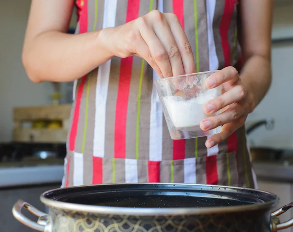 Cozinhar milho em uma panela na cozinha — Fotografia de Stock