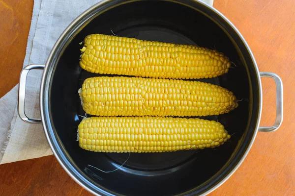 Cooking corn in a pan in the kitchen — Stock Photo, Image