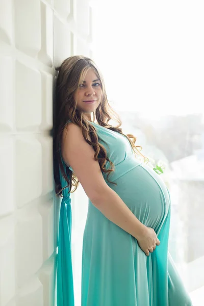 서 임신한 여자 — 스톡 사진