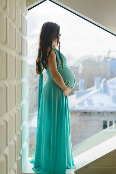 Chica embarazada de pie —  Fotos de Stock
