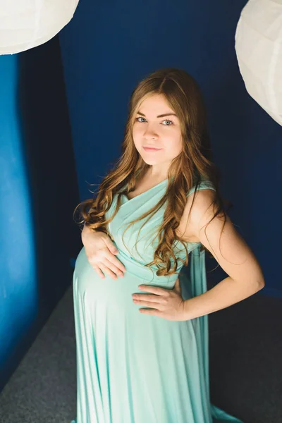 Mujer embarazada posando en el estudio —  Fotos de Stock