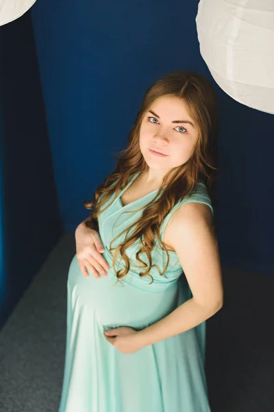 Mujer embarazada posando en el estudio —  Fotos de Stock