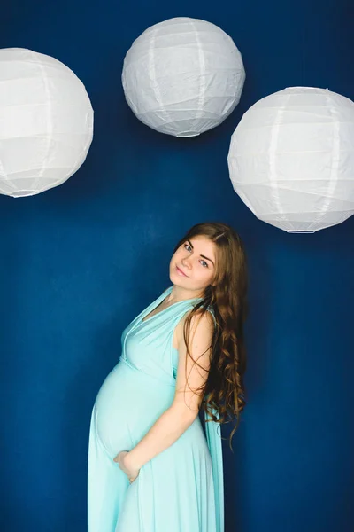 Mujer embarazada posando en el estudio —  Fotos de Stock