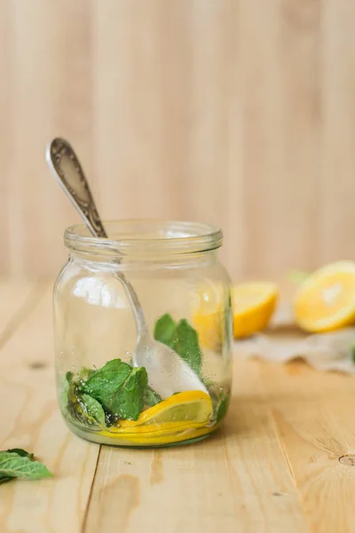 Cooking homemade lemonade — Stock Photo, Image