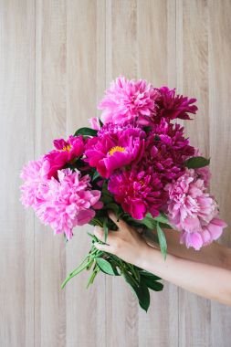 Bir buket peonies tutan kadın