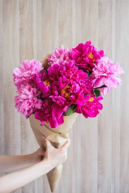 Bir buket peonies tutan kız