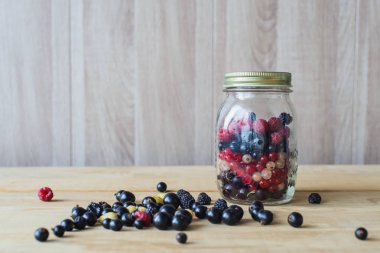 vahşi orman meyveleri