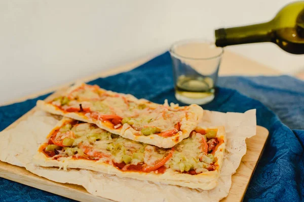Vegetarisk rektangulär pizza — Stockfoto