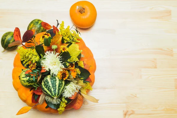 Bouquet of pumpkins, flowers and leaves — Stock Photo, Image
