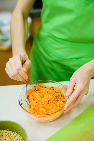 Cooking a vegetarian dinner — Stock Photo, Image