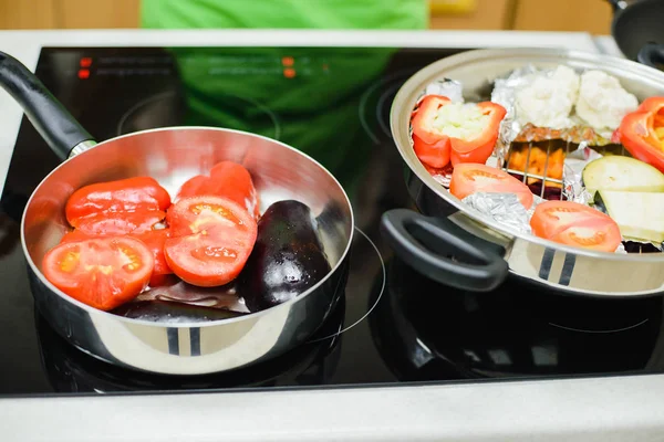 Cooking a vegetarian dinner — Stock Photo, Image