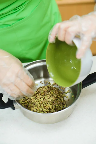 Cooking a vegetarian dinner — Stock Photo, Image