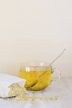 cam fincan içine kurutulmuş papatya çiçeği ile bitkisel çay