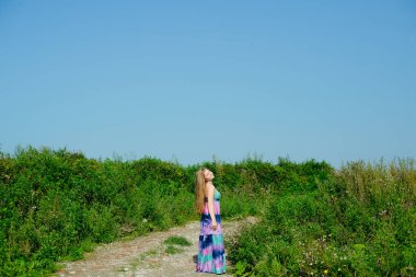 renkli uzun elbise ile beyaz beyaz sarışın kız